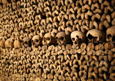 Catacombes de Paris ossements rangés
